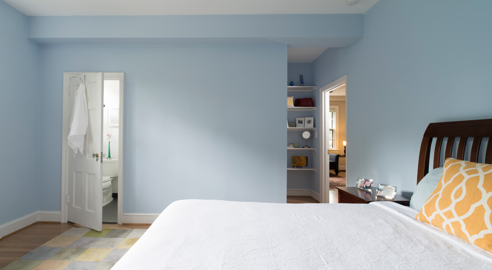 Exemple d'une chambre parentale chic de taille moyenne avec un mur bleu et parquet clair.