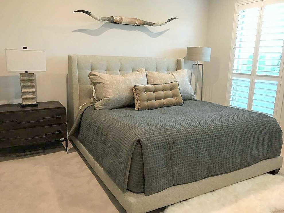Mittelgroßes Country Schlafzimmer ohne Kamin mit beiger Wandfarbe in Dallas
