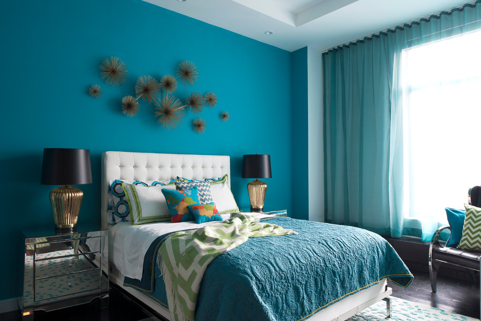 Стильный дизайн: спальня в современном стиле с синими стенами - последний тренд