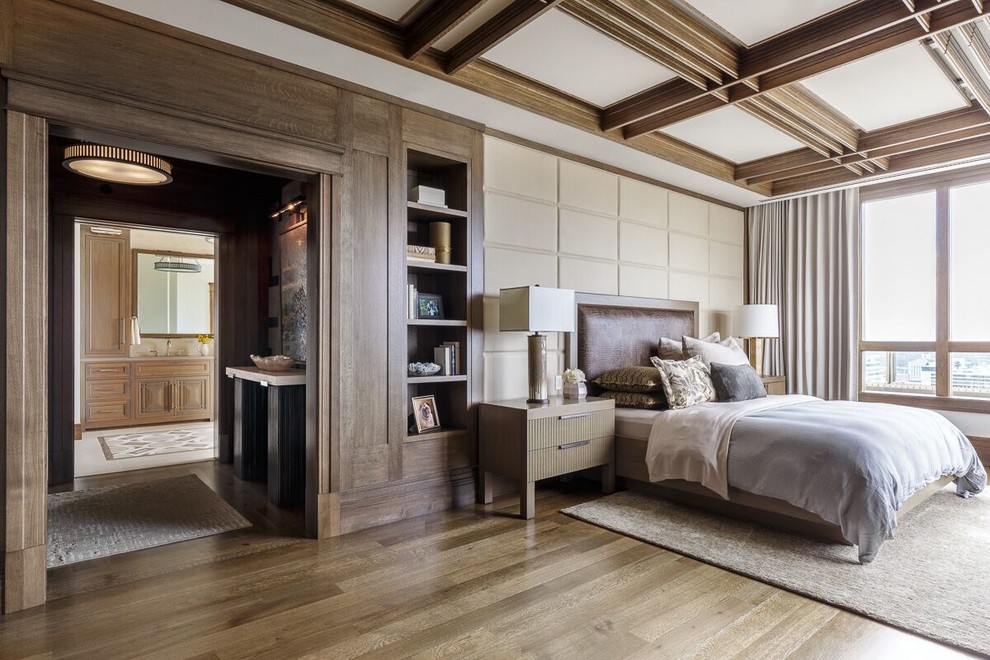 Cette image montre une chambre parentale traditionnelle avec un mur beige et un sol en bois brun.