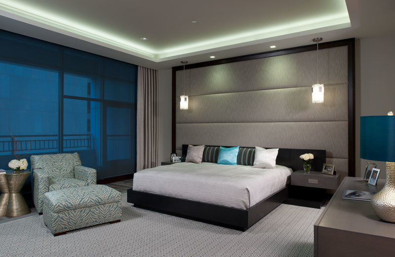 Großes Modernes Hauptschlafzimmer ohne Kamin mit grauer Wandfarbe, hellem Holzboden und grauem Boden in Sonstige