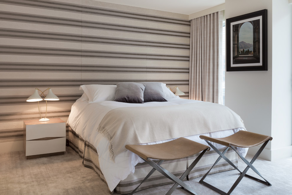 Идея дизайна: спальня в современном стиле с серыми стенами и ковровым покрытием