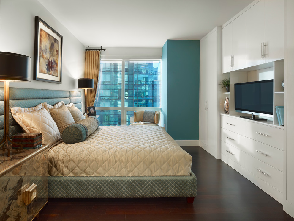 Идея дизайна: гостевая спальня среднего размера, (комната для гостей) в стиле модернизм с синими стенами и темным паркетным полом