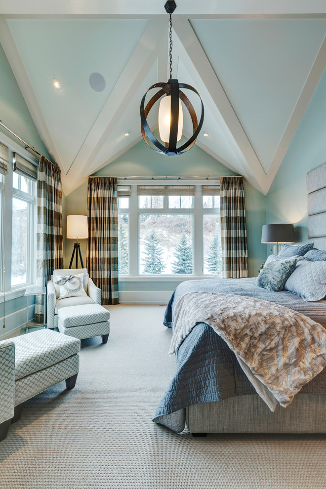 Пример оригинального дизайна: спальня в классическом стиле с синими стенами и ковровым покрытием