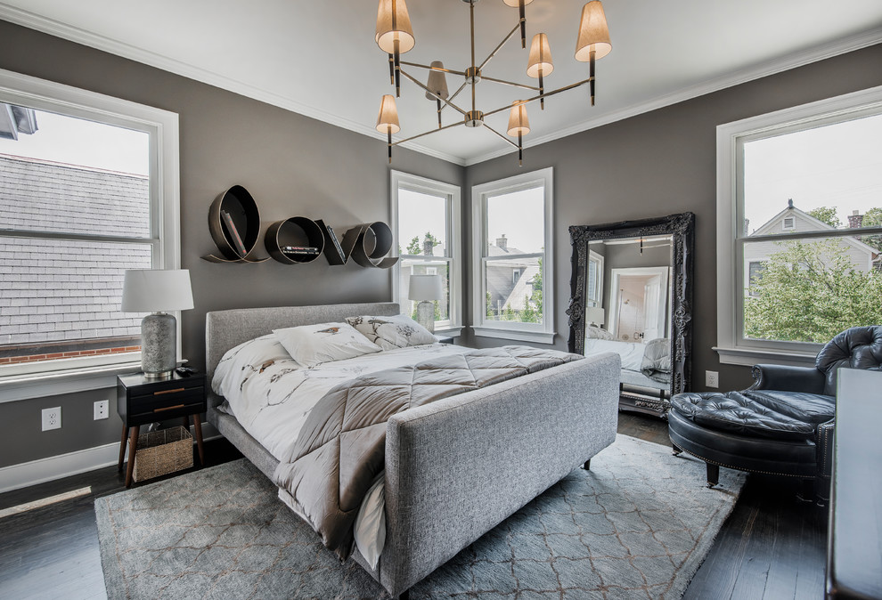 Идея дизайна: большая хозяйская спальня в стиле неоклассика (современная классика) с серыми стенами, темным паркетным полом и черным полом без камина
