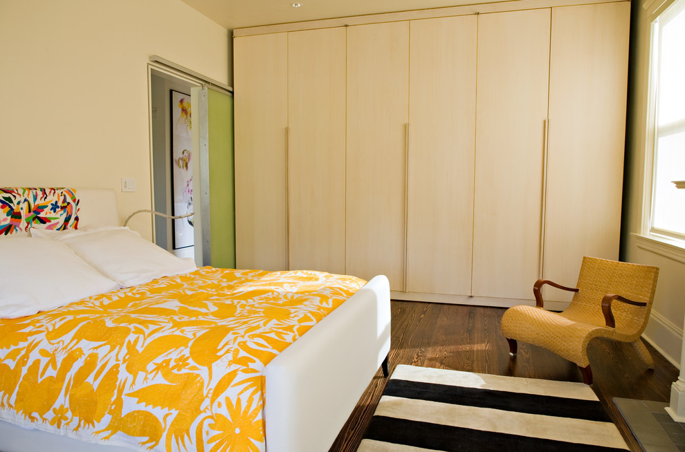 На фото: спальня в современном стиле с бежевыми стенами и темным паркетным полом