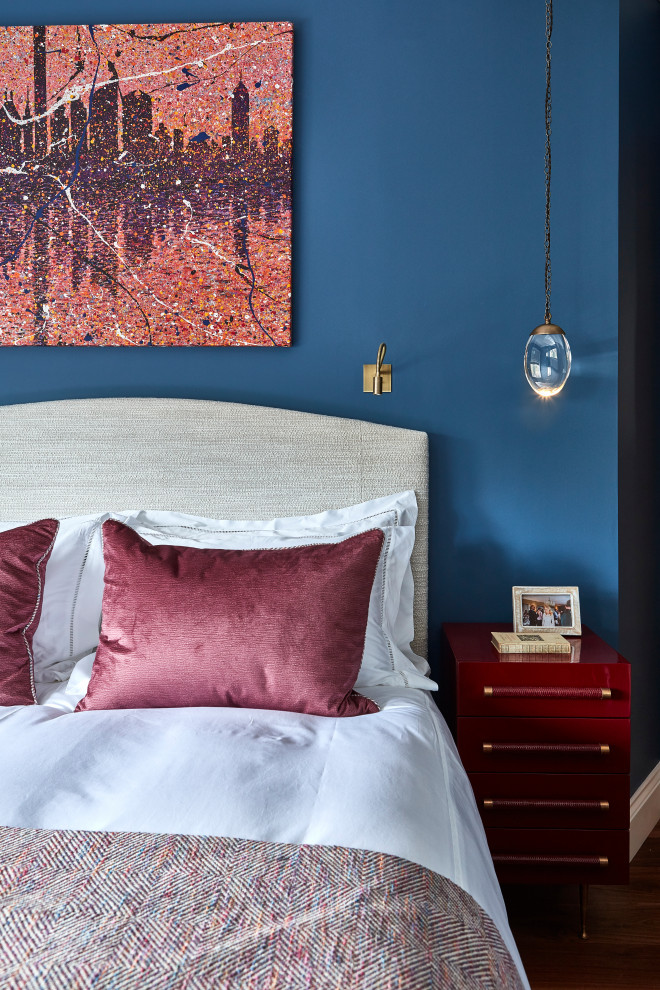 Inspiration pour une chambre parentale traditionnelle de taille moyenne avec un mur bleu.