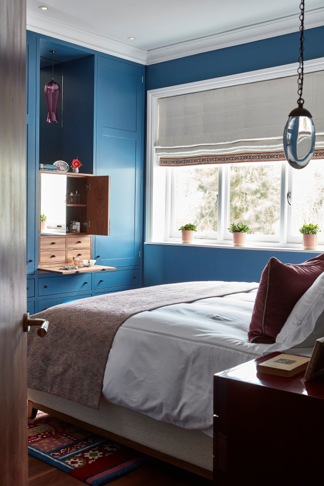 Bedroom - modern bedroom idea in London