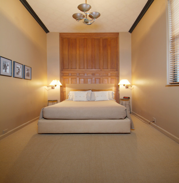 Modelo de dormitorio principal ecléctico pequeño con paredes beige y moqueta