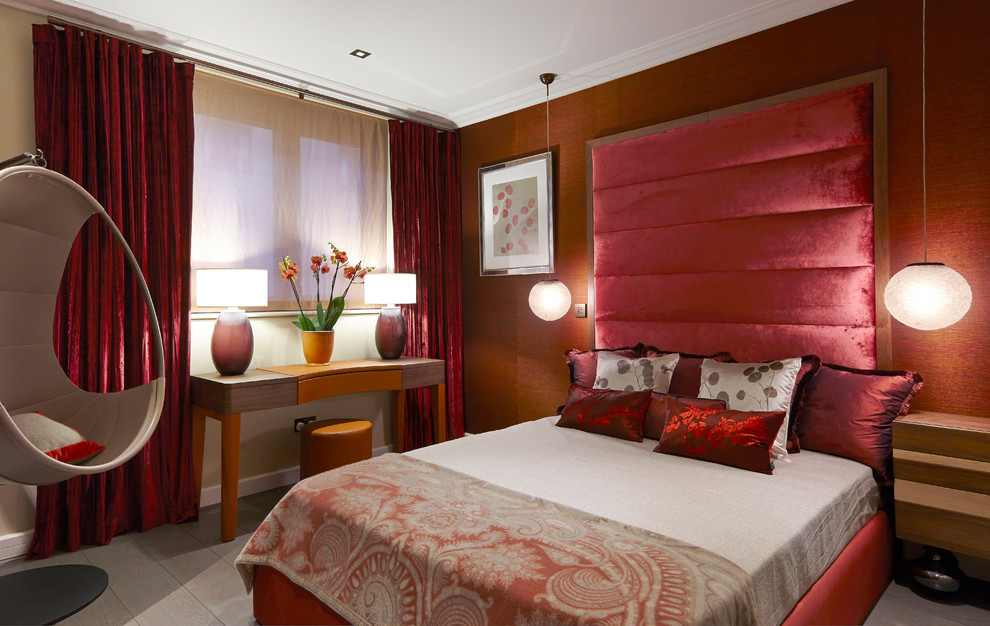 Réalisation d'une chambre d'amis minimaliste de taille moyenne avec un mur rouge, parquet clair et un sol blanc.