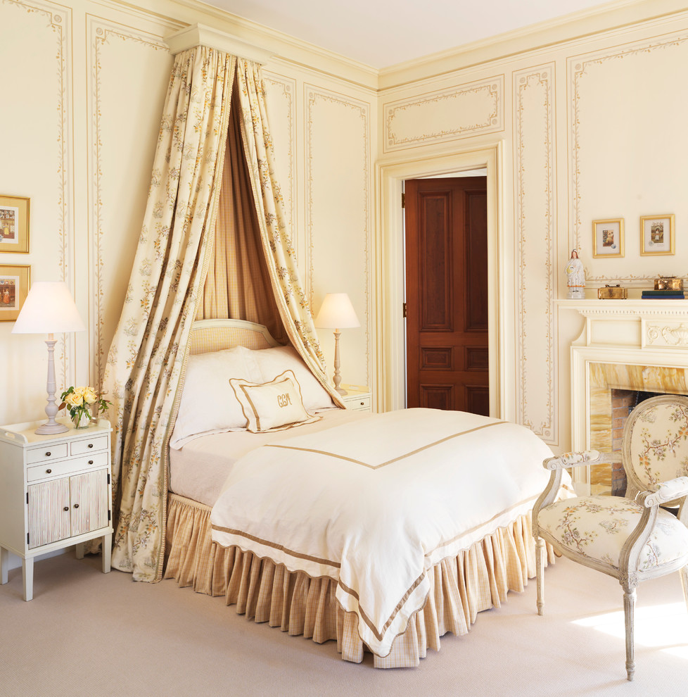 Modelo de dormitorio clásico con paredes beige, moqueta y todas las chimeneas