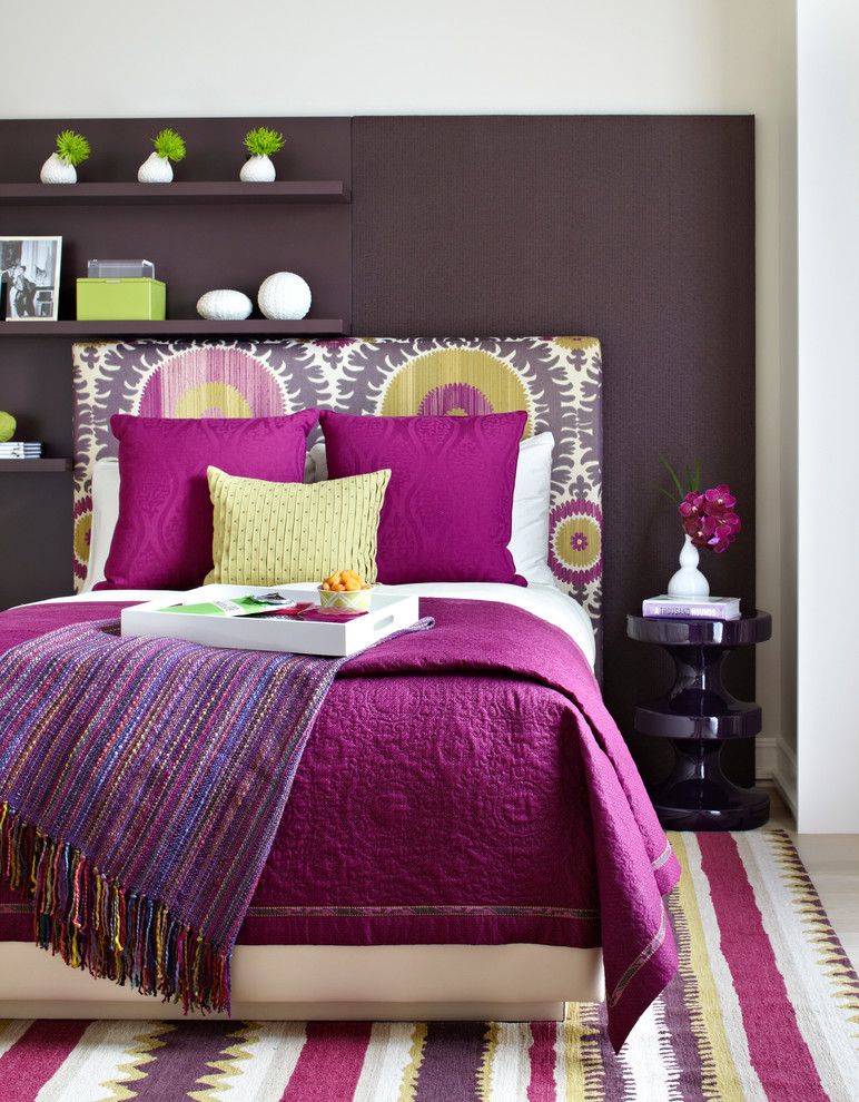 Inspiration for a mid-sized contemporary guest carpeted bedroom remodel in Chicago