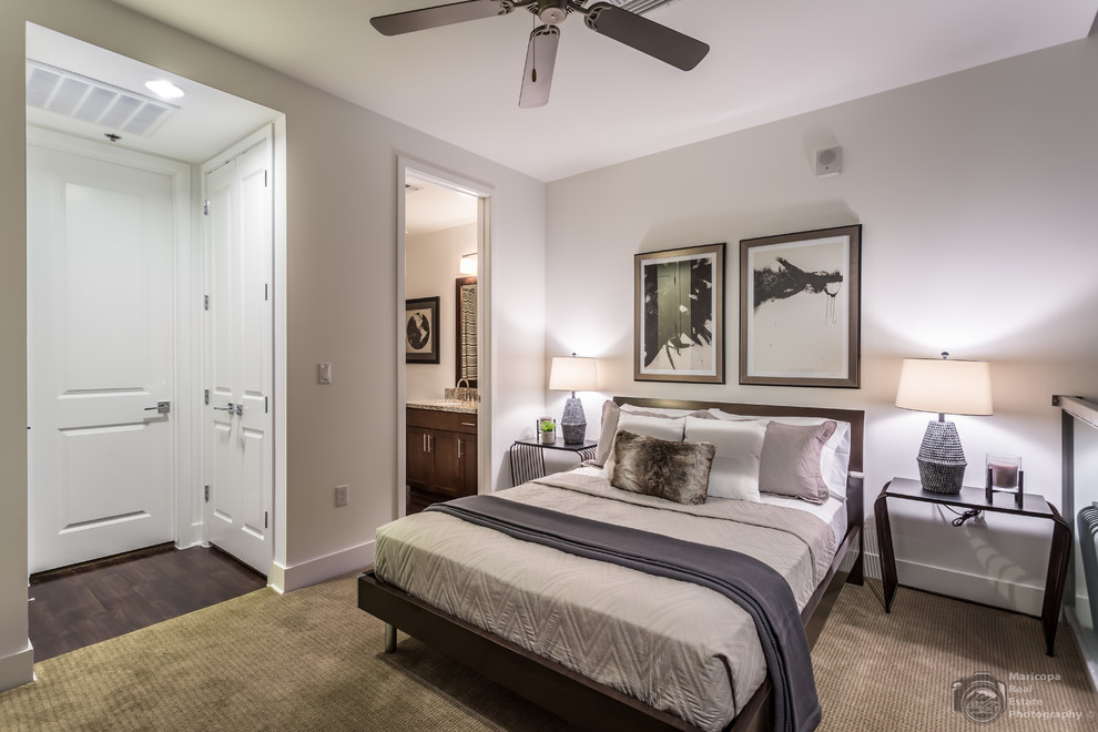 На фото: хозяйская спальня среднего размера в стиле модернизм с ковровым покрытием
