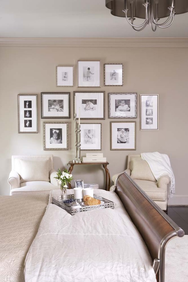 Aménagement d'une grande chambre parentale classique avec un mur beige et parquet foncé.