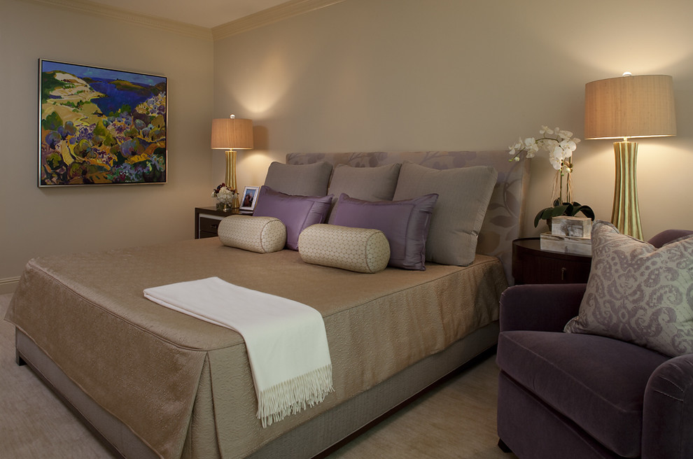 Diseño de dormitorio contemporáneo con paredes beige y moqueta