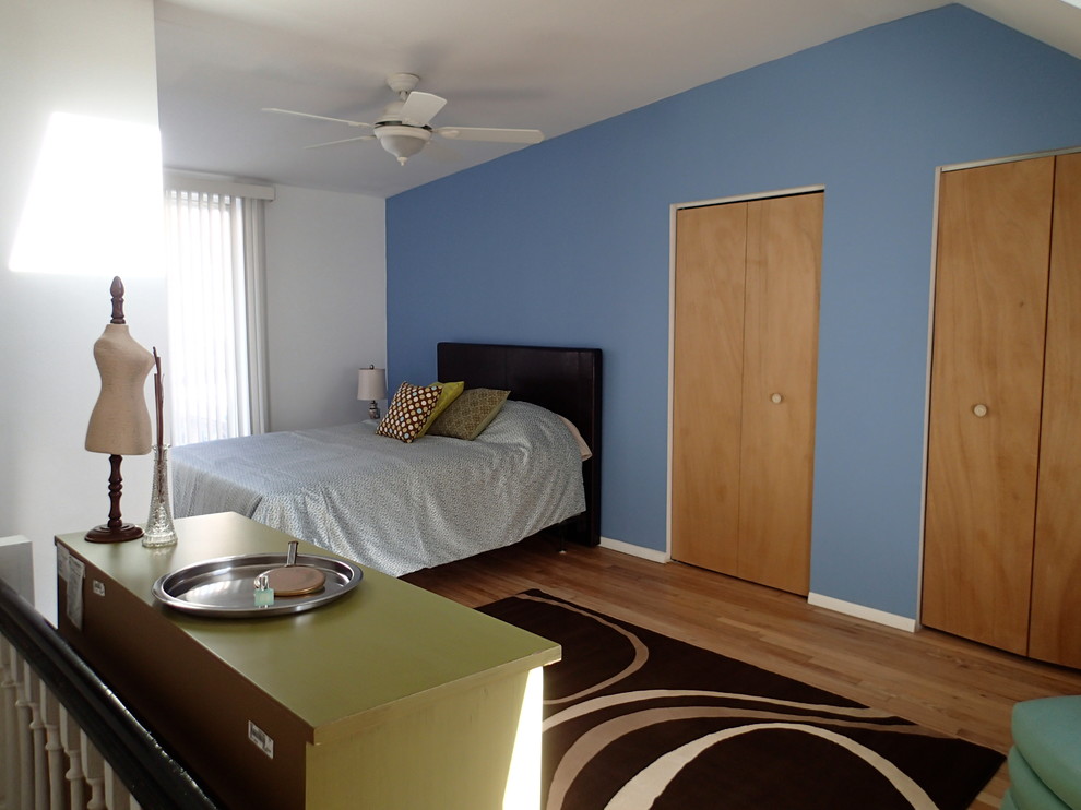 На фото: спальня на антресоли в классическом стиле с синими стенами и светлым паркетным полом