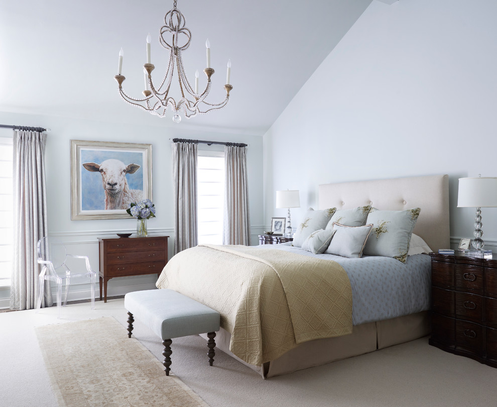Großes Country Hauptschlafzimmer mit weißer Wandfarbe, Teppichboden, beigem Boden, Kamin und Kaminumrandung aus Stein in Chicago