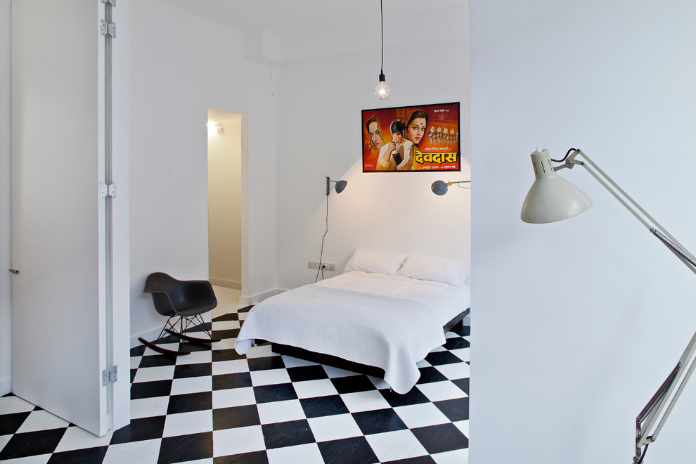 Modelo de dormitorio contemporáneo con paredes blancas y suelo multicolor