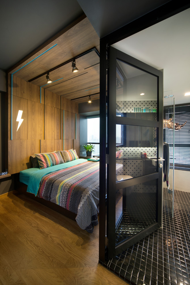 Eklektisches Schlafzimmer mit weißer Wandfarbe, braunem Holzboden und braunem Boden in Singapur