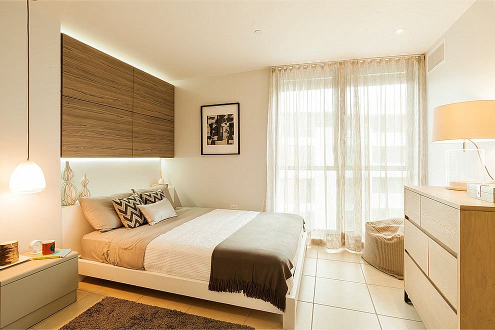 Идея дизайна: маленькая хозяйская спальня в современном стиле с серыми стенами и полом из керамогранита без камина для на участке и в саду