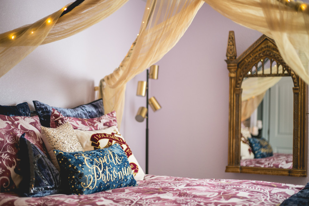 Idéer för att renovera ett litet shabby chic-inspirerat sovrum, med lila väggar och heltäckningsmatta