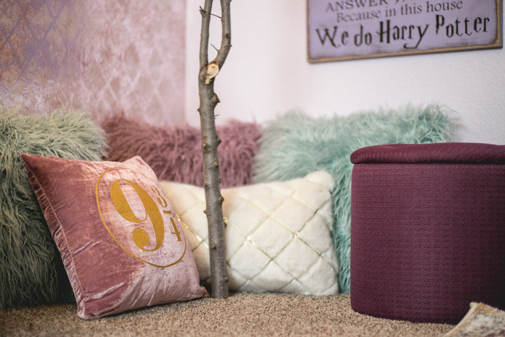 На фото: маленькая спальня в стиле шебби-шик с фиолетовыми стенами и ковровым покрытием для на участке и в саду с