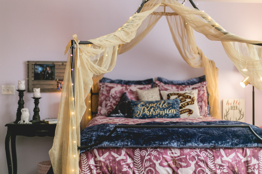 Shabby chic-inspirerad inredning av ett litet sovrum, med lila väggar och heltäckningsmatta