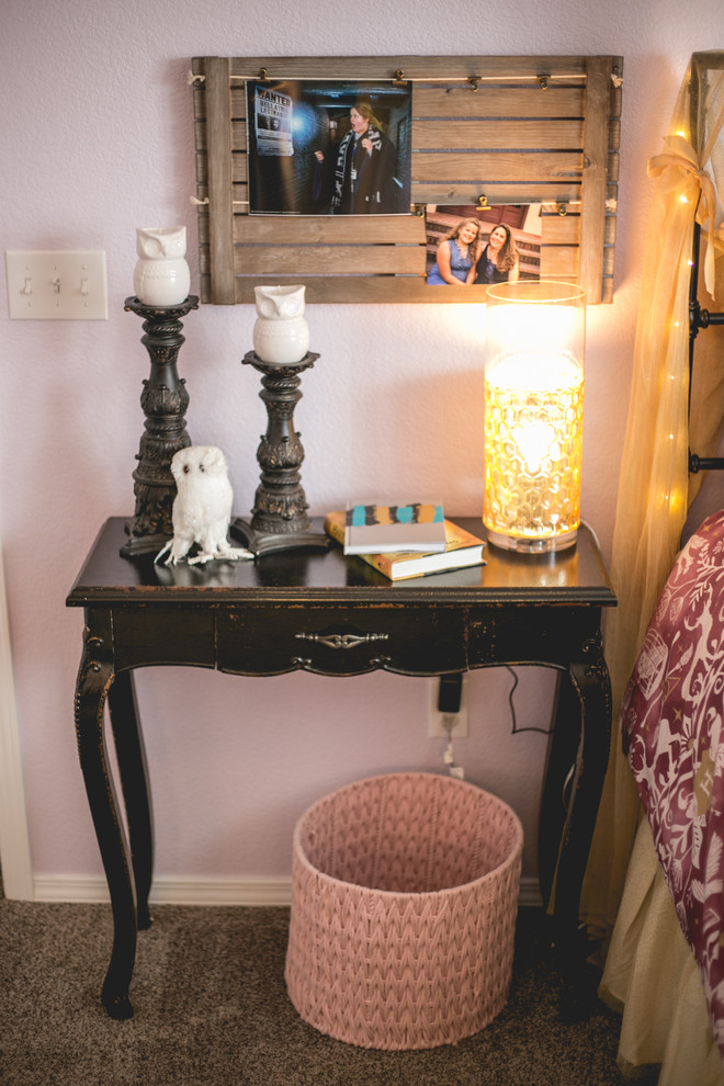Cette photo montre une petite chambre avec moquette romantique avec un mur violet.