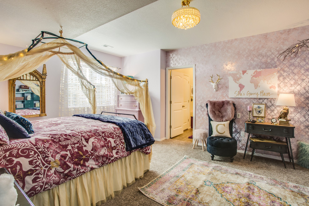 Modelo de dormitorio romántico pequeño con paredes púrpuras, moqueta y suelo beige