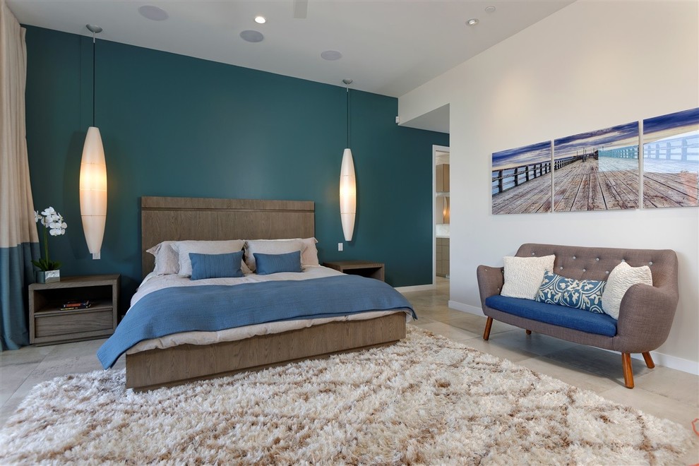 サンディエゴにある広いコンテンポラリースタイルのおしゃれな主寝室 (青い壁、セラミックタイルの床、暖炉なし、グレーの床) のインテリア