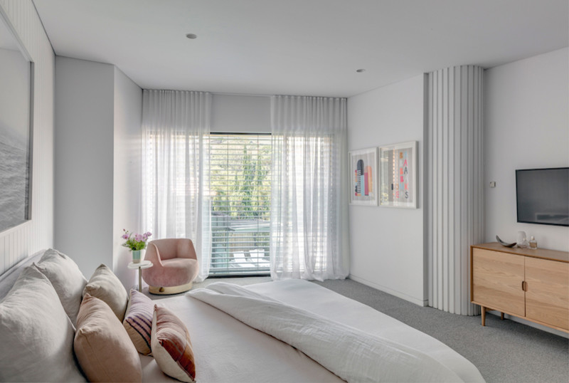 Modernes Hauptschlafzimmer mit weißer Wandfarbe, Teppichboden und grauem Boden in Sydney