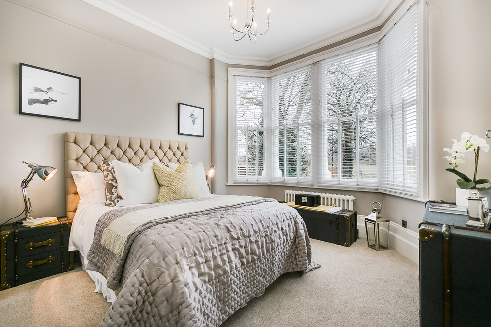 Ejemplo de dormitorio principal clásico renovado de tamaño medio con paredes beige y moqueta