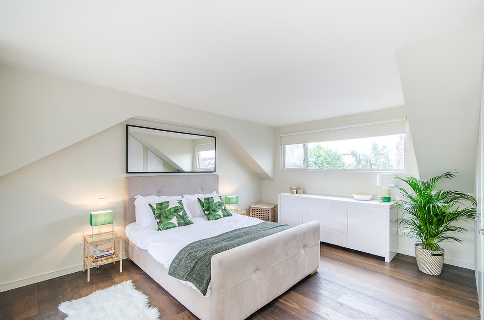 Imagen de dormitorio contemporáneo de tamaño medio con suelo marrón