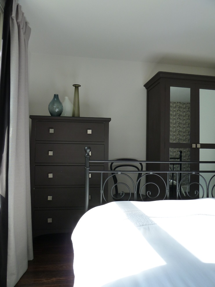 グロスタシャーにある小さなコンテンポラリースタイルのおしゃれな寝室 (白い壁) のレイアウト