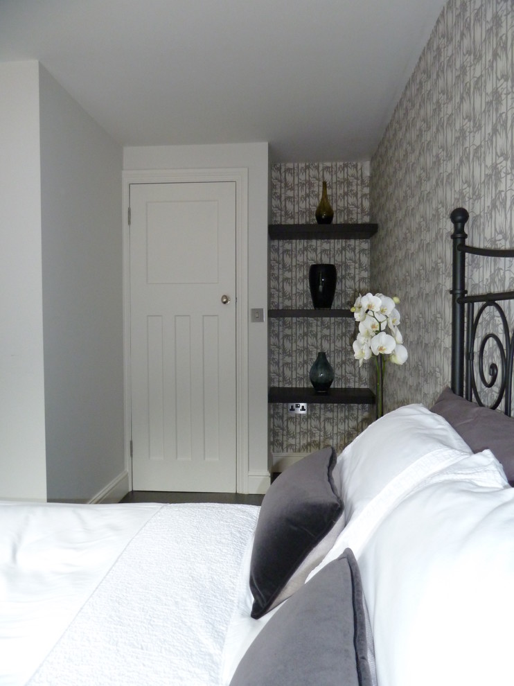 Ispirazione per una piccola camera da letto contemporanea con pareti bianche