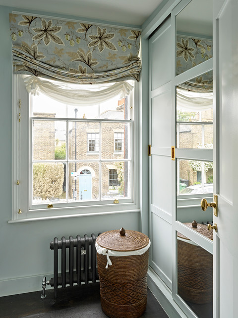 Bedroom - small traditional bedroom idea in London