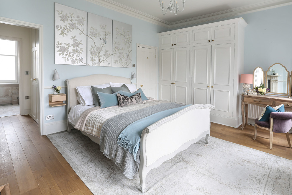 Свежая идея для дизайна: хозяйская спальня среднего размера с синими стенами, темным паркетным полом и коричневым полом без камина - отличное фото интерьера