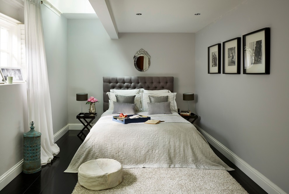 Пример оригинального дизайна: спальня в стиле неоклассика (современная классика) с серыми стенами, темным паркетным полом и черным полом