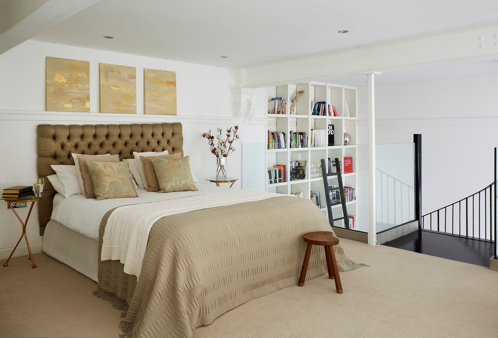На фото: спальня на антресоли, на мансарде в стиле неоклассика (современная классика) с белыми стенами и ковровым покрытием