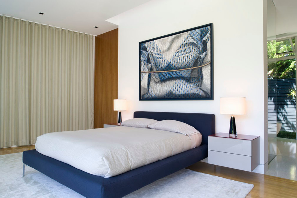 サンフランシスコにあるコンテンポラリースタイルのおしゃれな寝室 (白い壁、淡色無垢フローリング) のインテリア