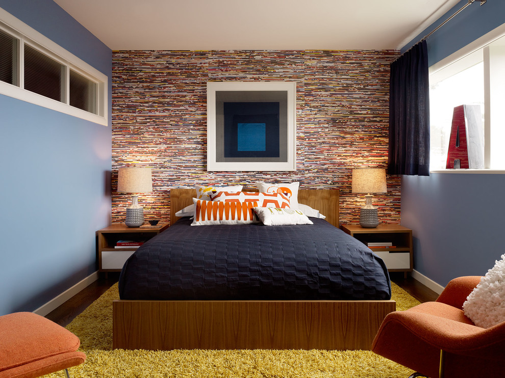 Mittelgroßes Retro Hauptschlafzimmer ohne Kamin mit beiger Wandfarbe und dunklem Holzboden in San Francisco