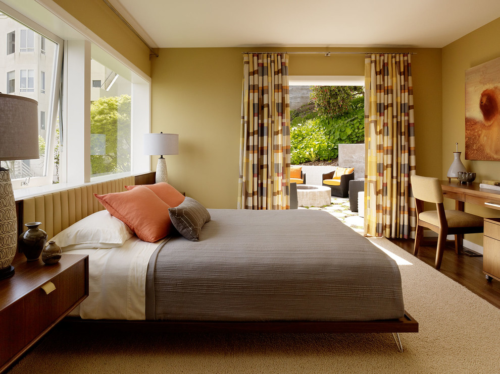 Imagen de dormitorio principal vintage de tamaño medio sin chimenea con paredes beige y suelo de madera oscura