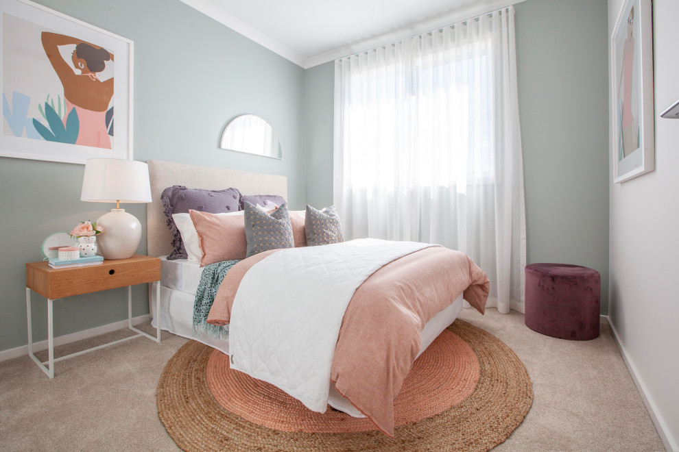 Modelo de dormitorio principal actual extra grande con paredes verdes, moqueta y suelo beige