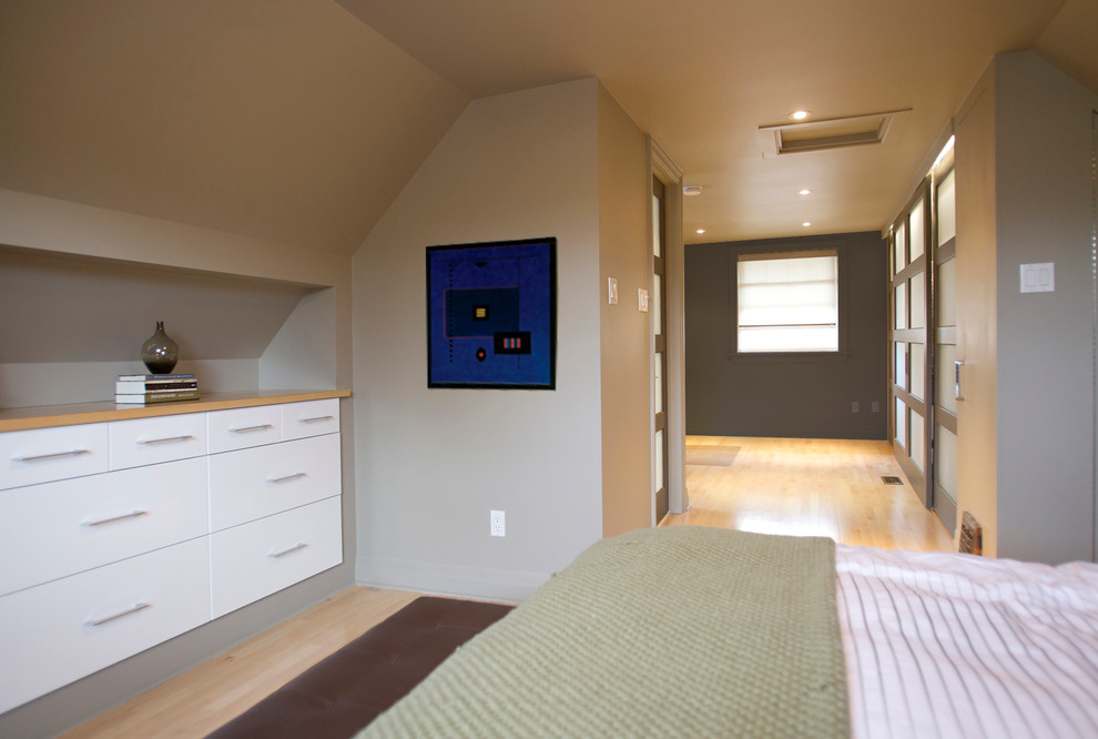 Mittelgroßes Modernes Hauptschlafzimmer mit brauner Wandfarbe und hellem Holzboden in Ottawa
