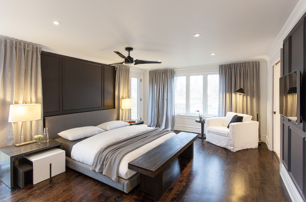 Imagen de dormitorio principal actual grande sin chimenea con paredes grises, suelo de madera oscura y suelo marrón