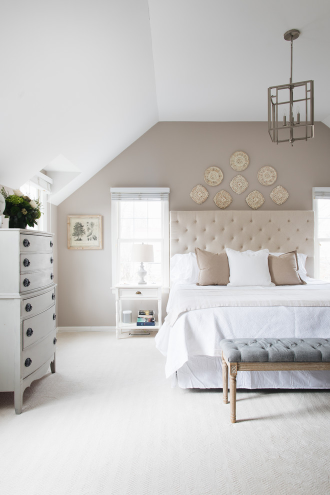 Idéer för att renovera ett lantligt sovrum, med heltäckningsmatta och vitt golv