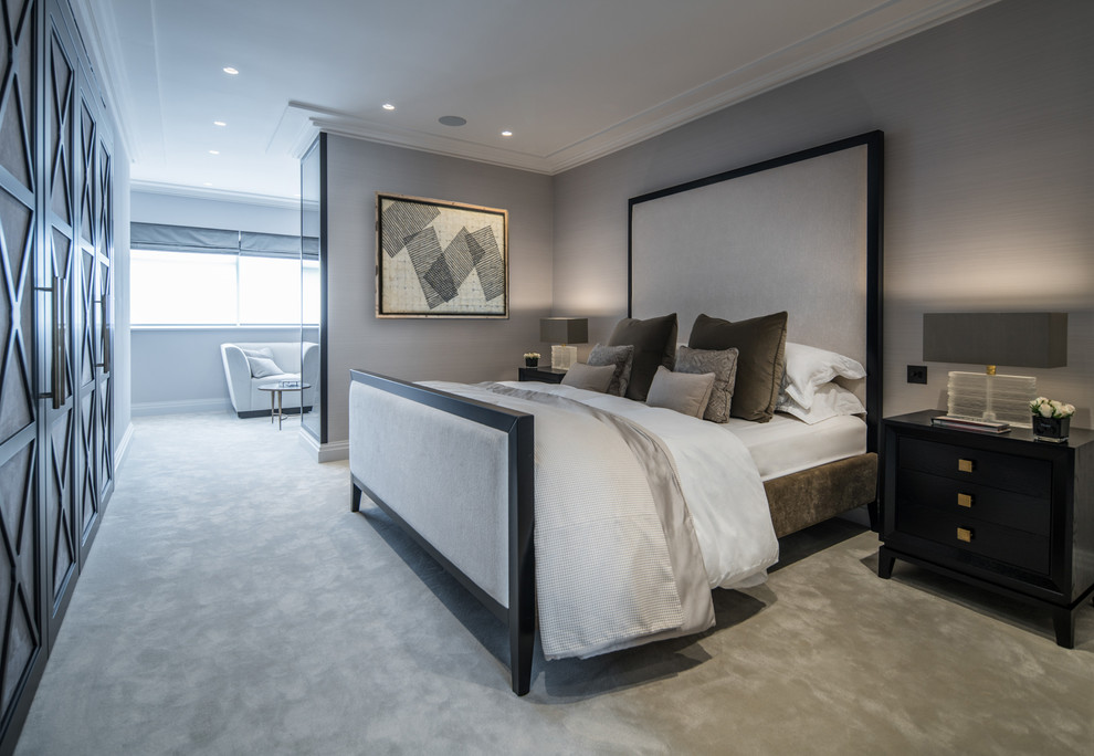 На фото: большая спальня в стиле неоклассика (современная классика) с серыми стенами, ковровым покрытием и серым полом