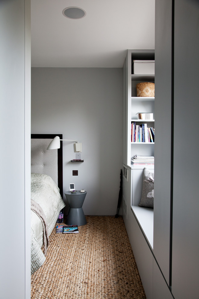 Idée de décoration pour une chambre grise et blanche minimaliste avec un mur gris.