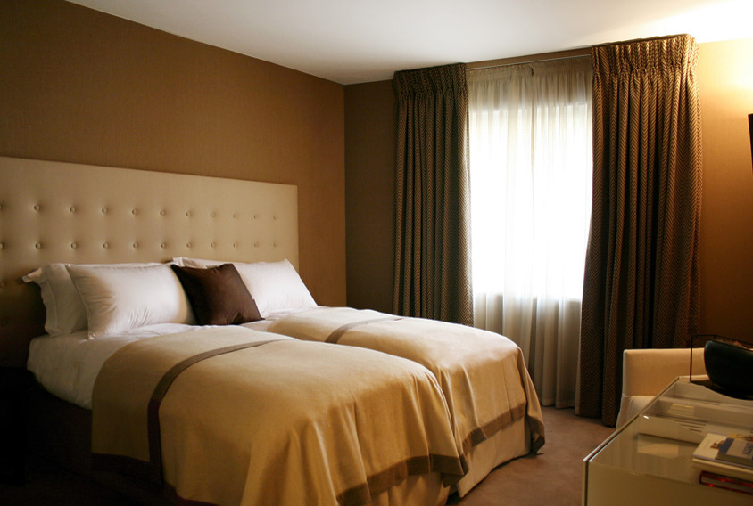 Ejemplo de habitación de invitados contemporánea de tamaño medio con paredes marrones y moqueta