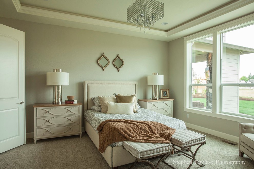 Mittelgroßes Modernes Hauptschlafzimmer mit beiger Wandfarbe und Teppichboden in Portland